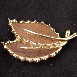 1968 Sarah Coventry "Wooded Beauty" brooch